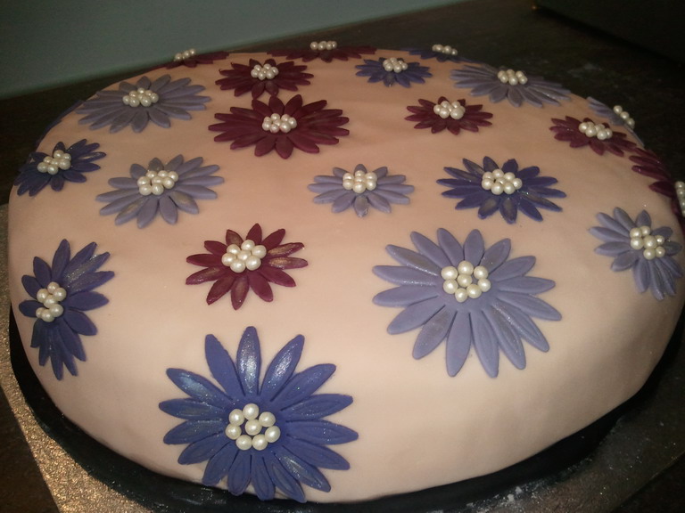 Perlen-Blumen-Torte mit Himbeer-Joghurt-Creme