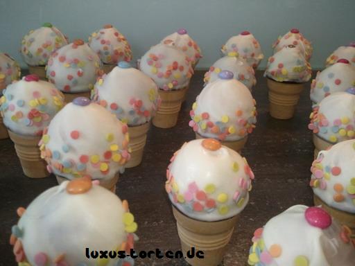 Regenbogen-Cake Pops in der Eiswaffel